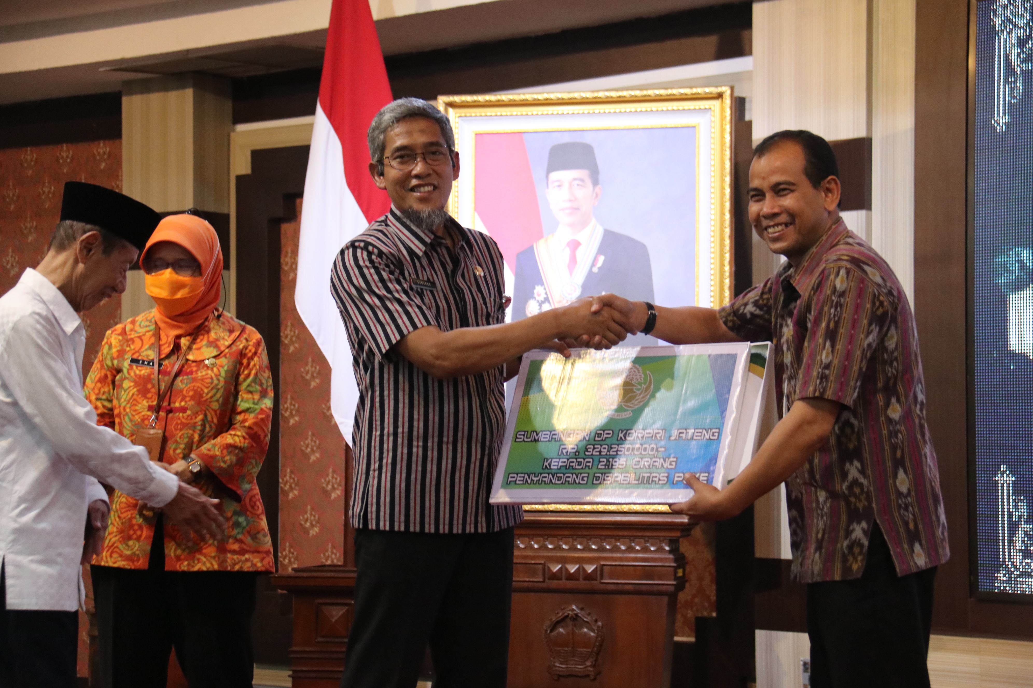 Penyerahan 2195 Paket Bantuan Penanganan Kemiskinan Ekstrem oleh BAZNAS dan KORPRI Provinsi Jawa Tengah bagi penyandang Disabilitas Miskin Ekstrem.